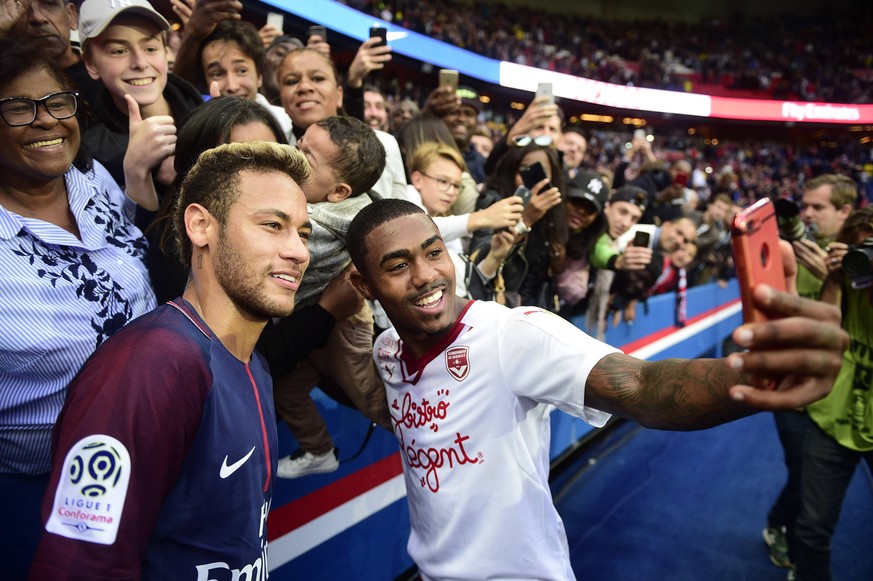 selfie Neymar Jr PSG et l entorage de MALCOM Bordeaux FOOTBALL PSG vs Bordeaux Conforama Ligue1 30 09 2017 JBAutissier Panoramic PUBLICATIONxNOTxINxFRAxITAxBEL