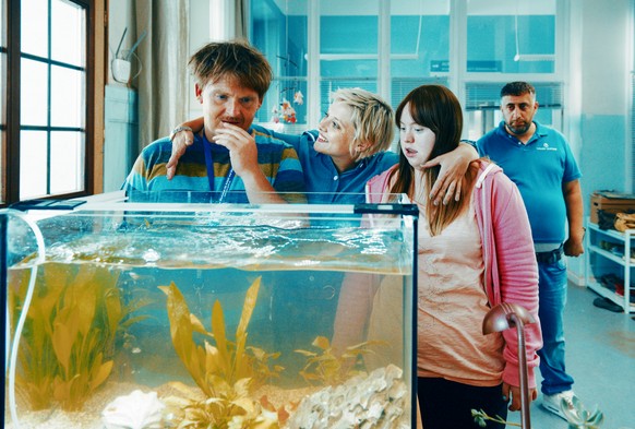 Luisa Wöllisch mit Axel Stein und Jella Haase am Set von "Die Goldfische".