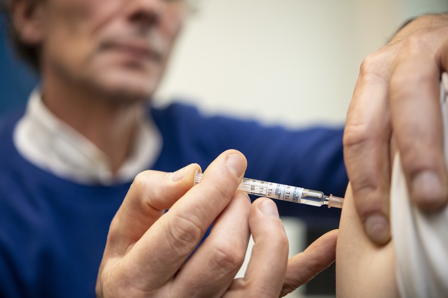 Ein Arzt impft am 13.11.2019 einen Patienten gegen Grippe in Berlin. Foto: Robert Guenther | Verwendung weltweit
