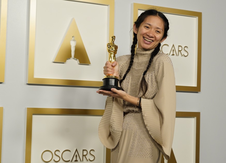 25.04.2021, USA, Los Angeles: Chloe Zhao, Regisseurin, mit dem Oscar f