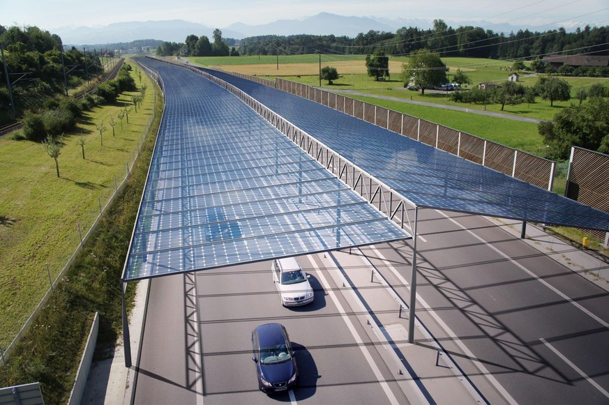Eine Visualisierung zeigt, wie die Solarpanelen über der Autobahn schweben könnten.