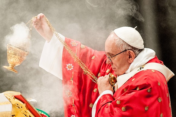 Pfingstmesse mit Papst Franziskus NO FRANCE - NO SWITZERLAND: May 15 2016 : Pope Francis incenses the altar during a Pentecost Mass in St.Peter s Basilica at the Vatican. PUBLICATIONxINxGERxAUTxONLY © ...