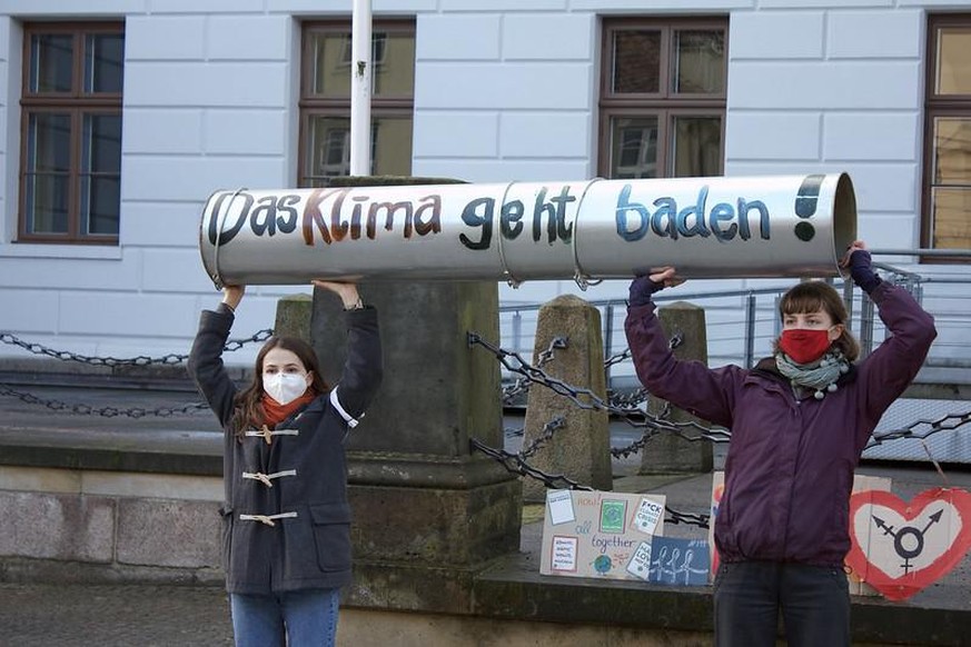 Am Dienstag protestierte Fridays for Future in Mecklenburg-Vorpommern und Berlin gegen die neu gegründete Klimastiftung.