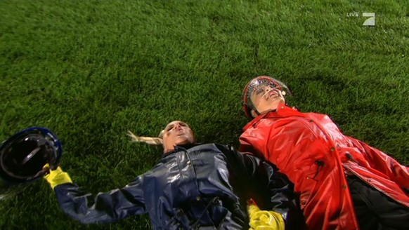 Janine Kunze und Verona Pooth: Die beiden lagen nach dem Spiel erschöpft auf dem Rasen.