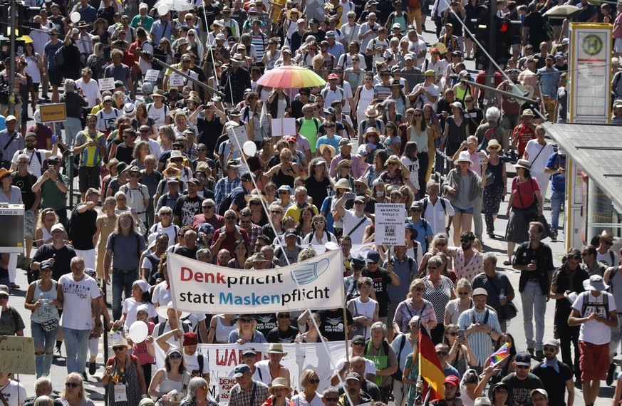 Berlin, DEU, 01.08.20220 -In Berlin demonstrieren Tausende Corona-Leugner gegen die Beschraenkungen in der Pandemie. Abstandsregeln wurden ignoriert. Masken traegt kaum jemand. Veranstalter der Demo i ...