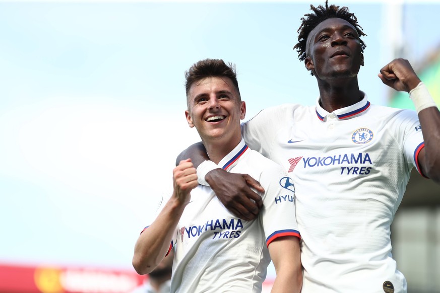 Sport Bilder des Tages 24th August 2019; Carrow Road, Norwich, Norfolk, England, English Premier League Football, Norwich versus Chelsea Football Club; Mason Mount of Chelsea celebrates with Tammy Abr ...