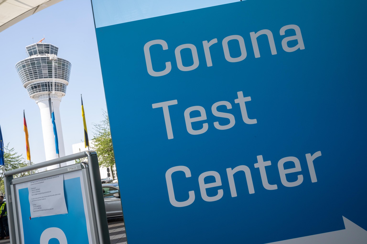07.08.2020, Bayern, München: Ein Schild mit der Aufschrift «Corona Test Center» steht vor dem Corona-Testzentrum am Münchner Flughafen. Gesundheitsministerin Huml (CSU) besucht am Freitag das Corona-T ...
