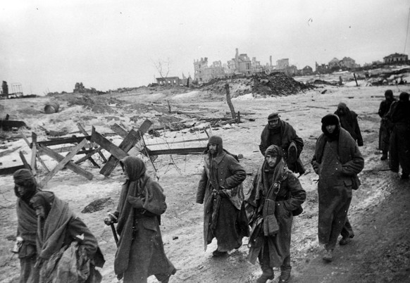 German prisoners who lost in the Battle of Stalingrad in February 1943 . WORLD WAR II STALINGRAD 1943 GERMAN POWS ; Reissue; 20 FEBRUARY 1963, Copyright: Topfoto PUBLICATIONxINxGERxSUIxAUTxONLY United ...