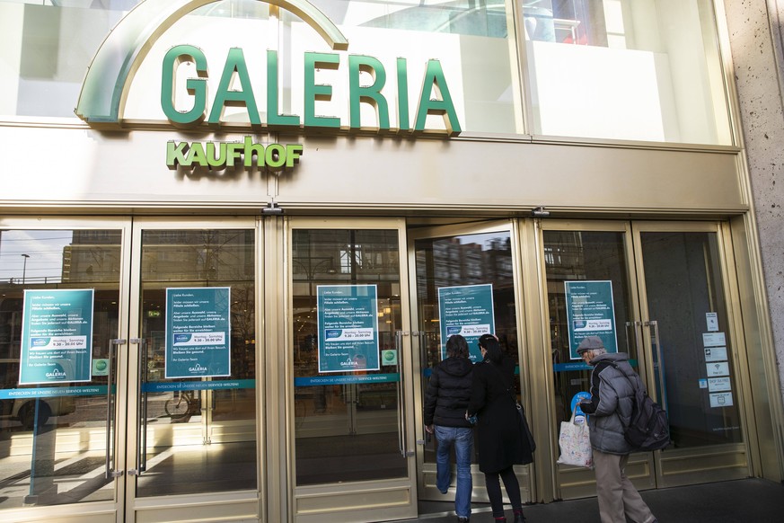 Menschen gehen zur Lebensmittelabteilung am Galeria Kaufhof bleibt offen am Alexanderplatz in Berlin am 18. Maerz 2020. Die Folgen des Coronavirus COVID-19 lassen sich auch in der Stadt vermehrt spuer ...