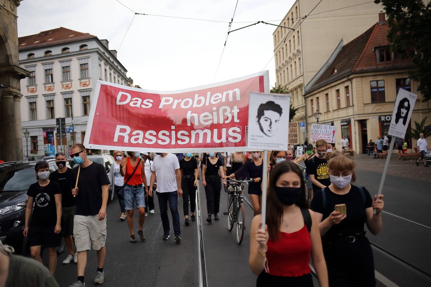 Menschen demonstrieren gegen Rassismus während einer Demonstration zum Gedenken an die Opfer des Anschlags von Hanau vor sechs Monaten, Potsdam, 22. August 2020. Demo gegen Rassismus in Potsdam *** Pe ...