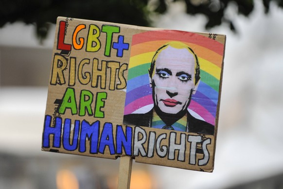 Bilder des Tages April 12, 2017 - London, UK - London, UK. Hundreds of activists gather outside the Russian Embassy in central London in protest against the treatment of homosexuals in Chechnya. Prote ...