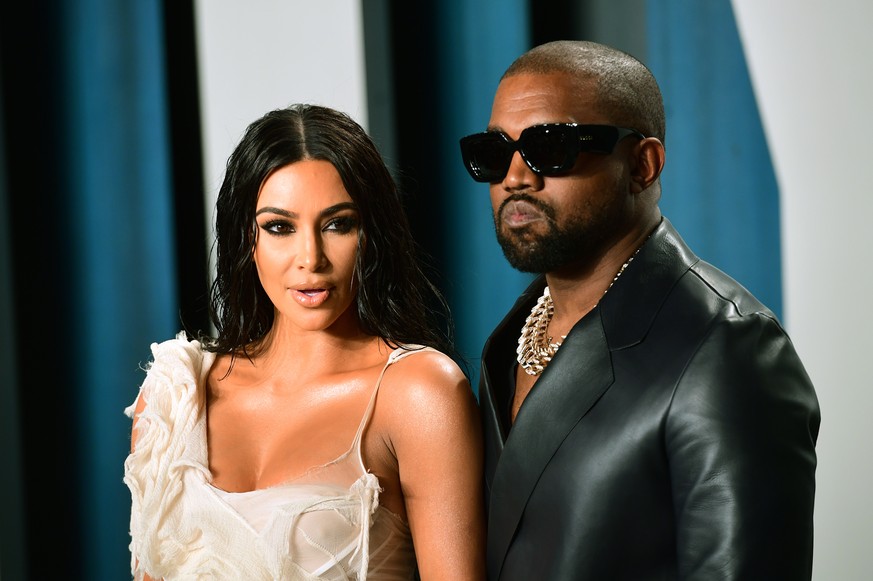 ARCHIV - 10.02.2020, USA, Los Angeles: Kim Kardashian, Reality-TV-Star und Unternehmerin, und ihr Mann Kanye West, Musiker, kommen zu der Oscar-Party von Vanity Fair im Wallis Annenberg Center for the ...
