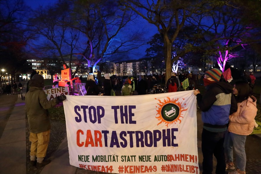 Junge Menschen halten eine Banner mit der Aufschrift Stop the Cartastrophe w