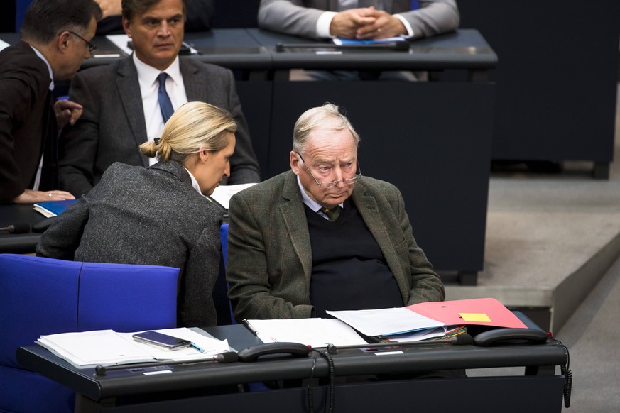 Alexander Gauland (R) und Alice Weidel (L) mit Abgeordneten der Alternative fuer Deutschland reagieren zur Rede vom Martin Schulz (nicht im Bild) waehrend der 57. Sitzung im Bundestag am 17. Oktober 2 ...