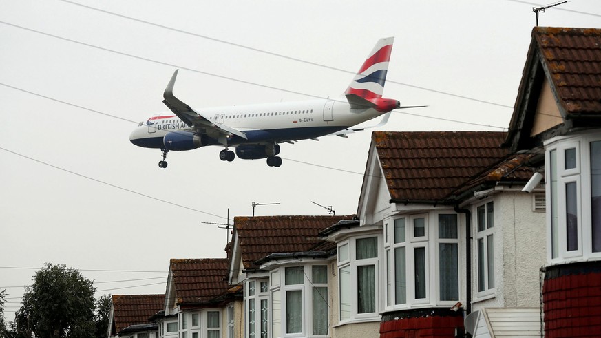 FILE PHOTO: An aircraft comes in to land at Heathrow airport in west London, Britain October 25, 2016. REUTERS/Eddie Keogh/File Photo