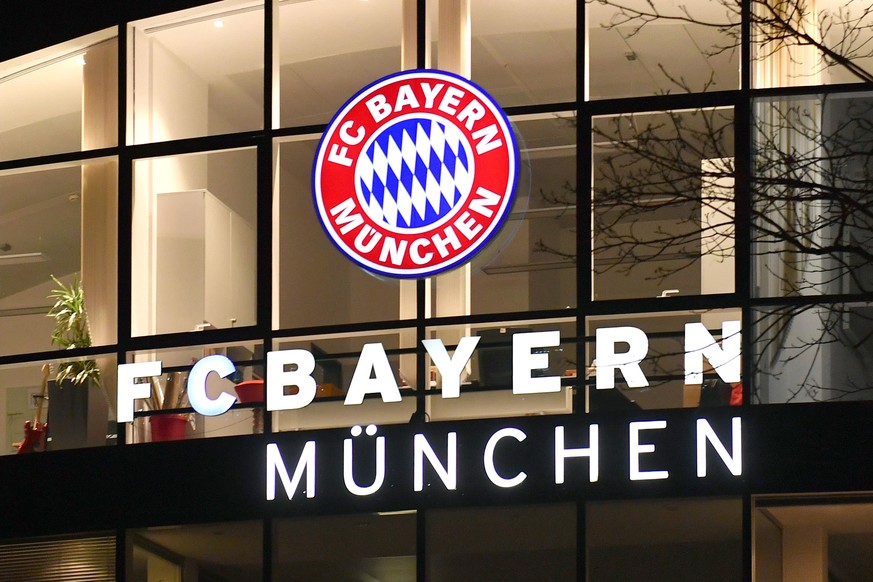 Bayern Vereinswappen,Vereinsemblem am Servicecenter / Geschaeftsstelle. FC Bayern Muenchen-Vereinsgelaende an der Saebener Strasse,Nachtaufnahme, am 22.01.2021 in Muenchen.