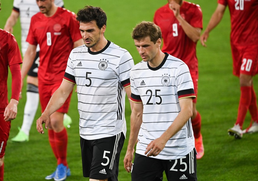 Fußball: Länderspiele, Deutschland - Dänemark im Tivoli Stadion. Mats Hummels (l) und Thomas Müller von Deutschland gehen in die Halbzeitpause.