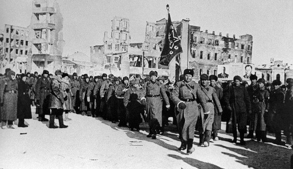 Great Patriotic War. Fighters of the 62nd Army of Guards are pictured in the liberated Stalingrad. Repro . PUBLICATIONxINxGERxAUTxONLY 1200657

Great Patriotic was Fighters of The 62nd Army of Guard ...