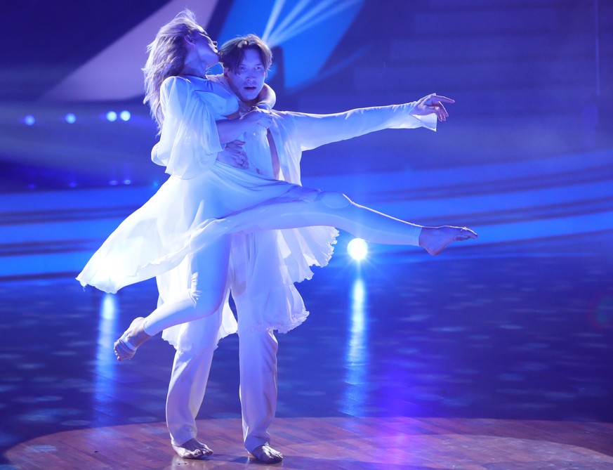 Ilse DeLange, Sängerin, und Evgeny Vinokurov, Profitänzer, tanzen während der 8. Show der 14. Staffel der RTL Tanzshow &quot;Let&#039;s Dance&quot;.