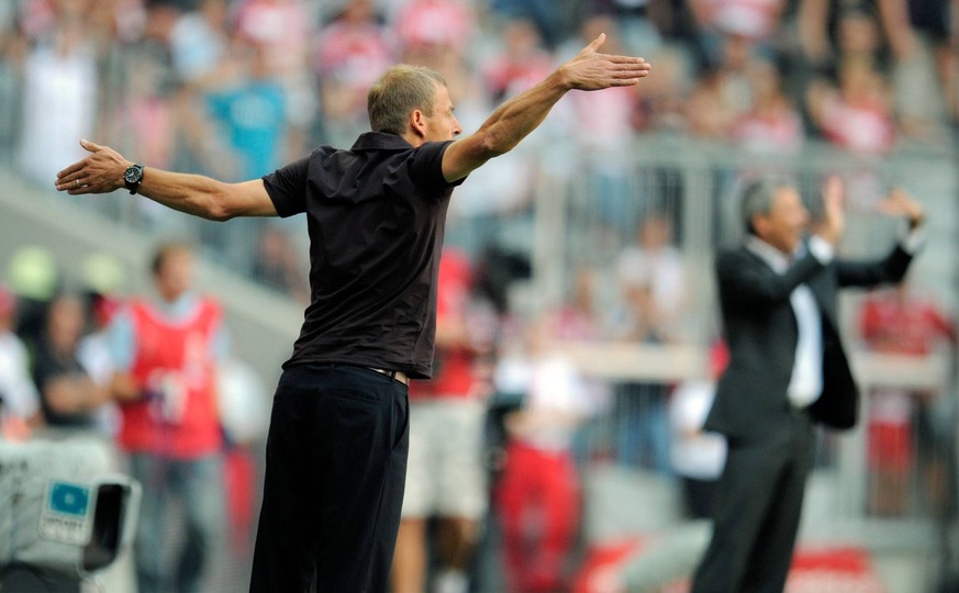 Spandau Ballet 2009: Bayern-Trainer Klinsmann (l.) und Lucien Favre (hinten, verschwommen) coachen virtuos.