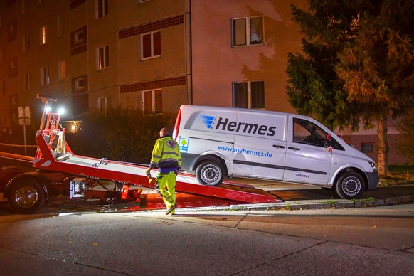 15.10.2019, Sachsen-Anhalt, Haldensleben: Der Transporter, in dem einer der Hermes-Mitarbeiter tot aufgefunden wurde, wird abtransportiert. Zwei Mitarbeiter des Paketdienstleisters Hermes in Haldensle ...