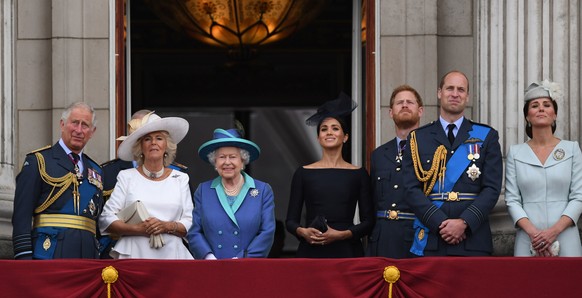 ARCHIV - 10.07.2018, Gro�britannien, London: Der britische Thronfolger Prinz Charles (l-r), Herzogin Camilla, die britische K�nigin Elizabeth II., Herzogin Meghan, Prinz Harry, Prinz William und Herzo ...