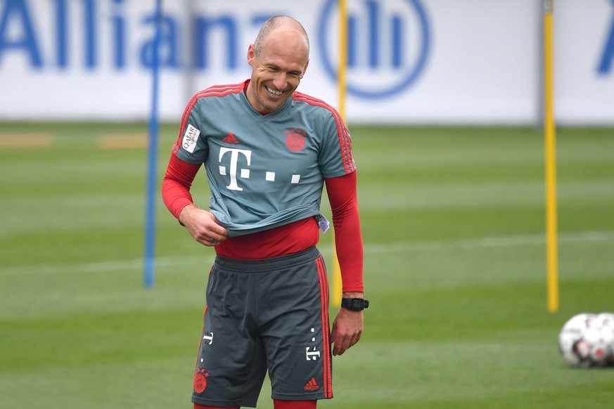 Arjen ROBBEN (Bayern Muenchen) arbeitet an seinem Comeback und kann schon wieder lachen. Aktion,Einzelbild,angeschnittenes Einzelmotiv,Halbfigur,halbe Figur. Training FC Bayern Muenchen Fussball 1. Bu ...