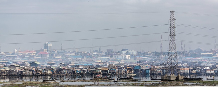 Blick auf das Slum Mekokot in Lagos / Nigeria. 10.06.2014 Lagos Nigeria PUBLICATIONxINxGERxSUIxAUTxONLY Copyright: xThomasxImox

Glance on the Slum in Lagos Nigeria 10 06 2014 Lagos Nigeria PUBLICATIO ...