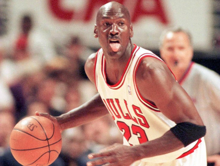 Michael Jordan Chicago Bulls am Ball - PUBLICATIONxINxGERxSUIxAUTxHUNxONLY CHI98051701