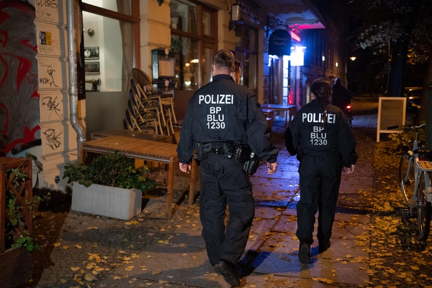 24.10.2020, Berlin: Eine Streife der Bundespolizei geht am Kollwitz-Platz entlang. Im Zusammenhang mit den Corona-Beschränkungen kontrollierten in der Nacht zahlreiche Polizeibeamte die Einhaltung der ...
