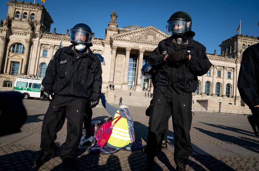 06.05.2020, Berlin: Polizeibeamte mit Helm und Mund-Nasen-Schutz lösen eine Demonstration vor dem Reichstagsgebäude auf. Mehrere hundert Menschen haben hier gegen eine Impfpflicht und gegen die Freihe ...