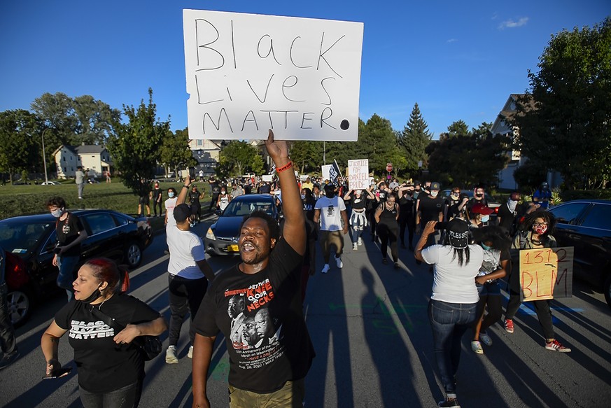 dpatopbilder - 03.09.2020, USA, Rochester: Demonstranten nehmen an einem Gedenkmarsch f