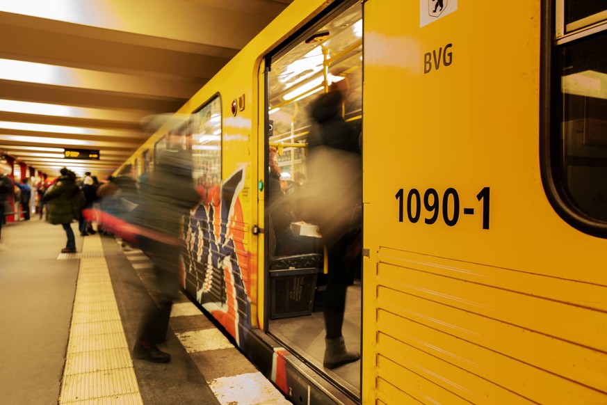 Berlin U Bahn Linie 2 - Berlin subway line 2 *** Berlin underground line 2 Berlin subway line 2 PUBLICATIONxINxGERxSUIxAUTxHUNxONLY 1020912550