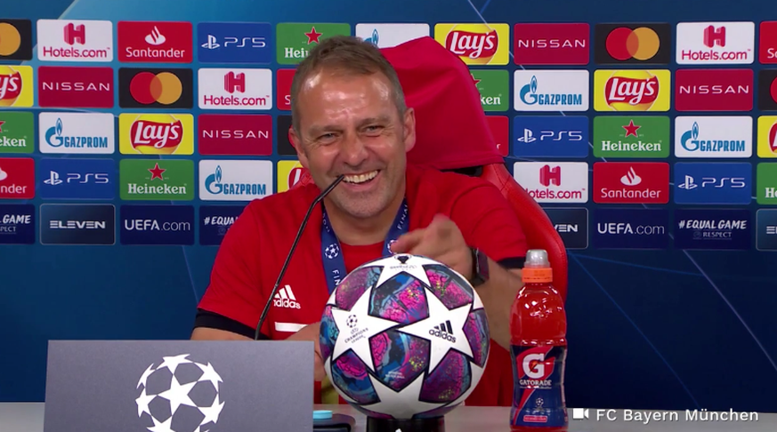 Bayern-Trainer Hansi Flick scherzt auf der Pressekonferenz nach dem Bayern-Sieg im Champions-League-Finale