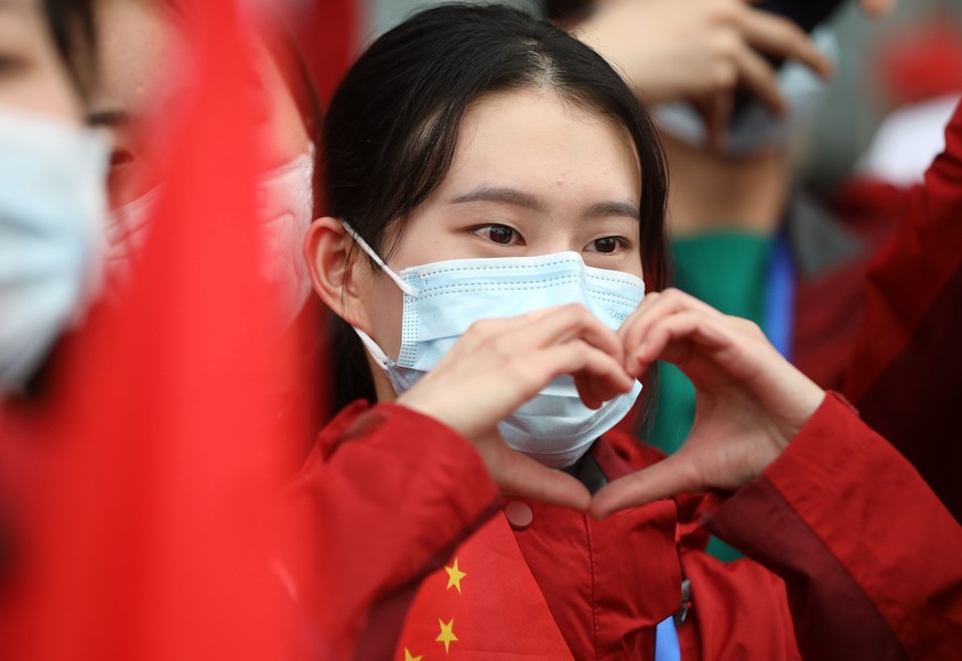 (200407) -- WUHAN, April 7, 2020 () -- A medical worker gestures to say goodbye to local residents at Wuhan Railway Station in Wuhan, central China&#039;s Hubei Province, April 7, 2020. The last batch ...