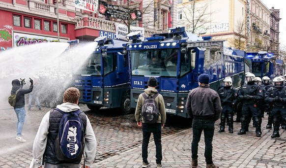01.05.2021, Hamburg: Polizeikr�fte setzen auf dem Schulterblatt vor der Roten Flora Wasserwerfer gegen Demonstranten ein. Zum 1. Mai haben linke und linksextreme Gruppen �ber den Tag verteilt zahlreic ...