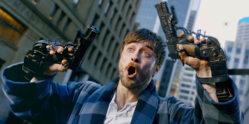Daniel Radcliffe muss in "Guns Akimbo" mit Pistoplen statt eines Zauberstabs kämpfen. Ab dem 25. März bei Amazon Prime.