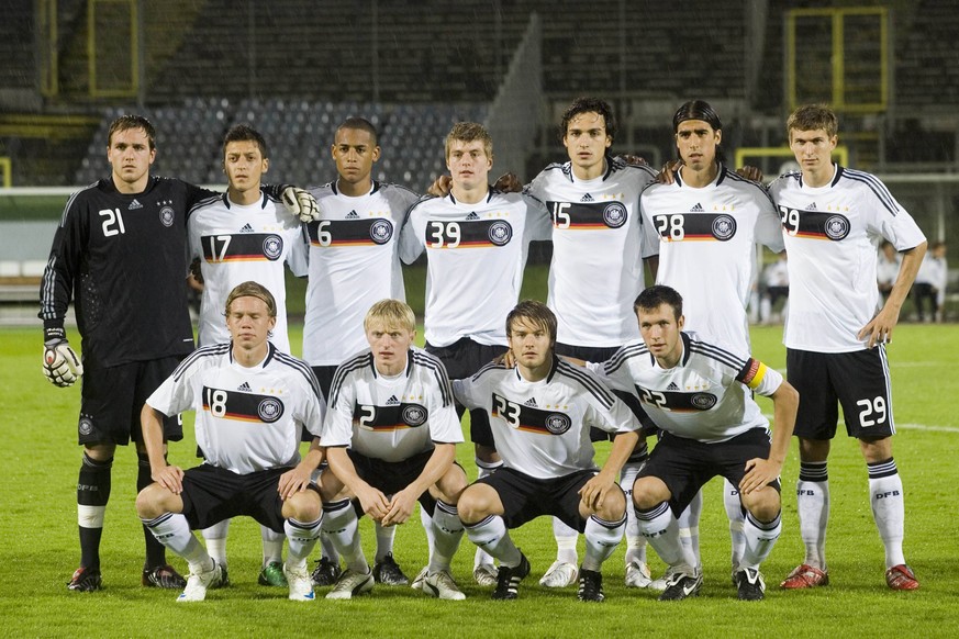2008: Kruska führt die U21-Nationalmannschaft um Toni Kroos, Mats Hummels, Sami Khedira und Mesut Özil als Kapitän aufs Feld.
