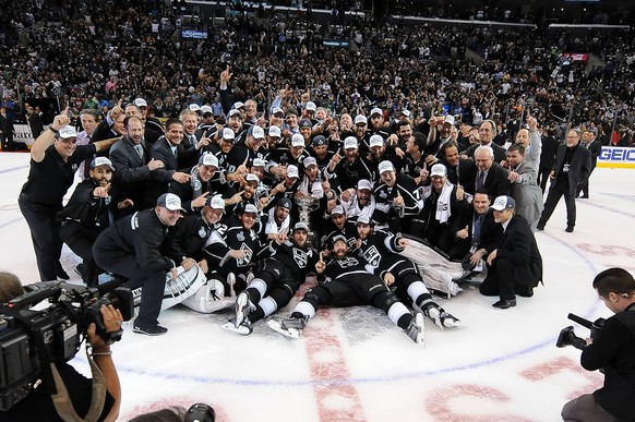 June 13, 2014 Los Angeles, CA.The Los Angeles Kings on the ice with the Stanley Cup Trophy after winning game 5 of the NHL Eishockey Herren USA Stanley Cup Finals between the New York Rangers and the  ...