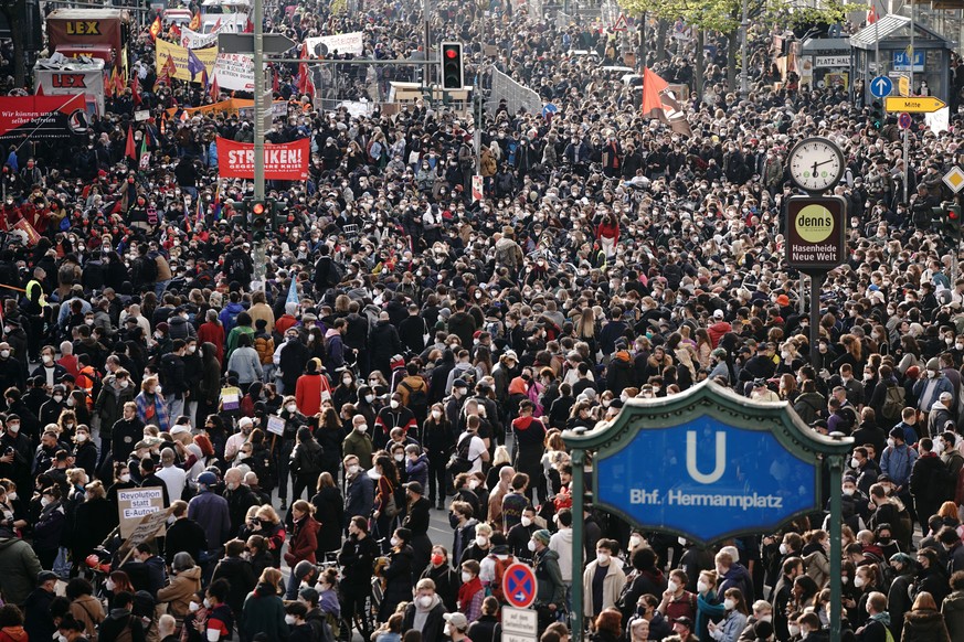01.05.2021, Berlin: Teilnehmer gehen beim Demonstrationszug linker und linksradikaler Gruppen unter dem Motto