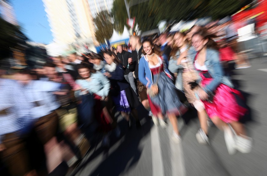 People run to get a spot at the Oktoberfest area at the opening day of the 186th Oktoberfest in Munich, Germany September 21, 2019. REUTERS/Michael Dalder