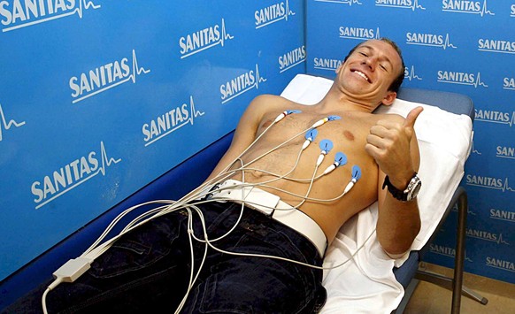 Real Madrid&#039;s new signing, Dutchman Arjen Robben from English premiership side Chelsea, gives the thumbs up during a medical in Madrid 23 August 2007 prior to him being presented as a new player  ...