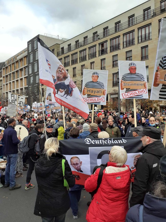 Die Demonstranten ziehen mit Schildern Richtung Brandenburger Tor.