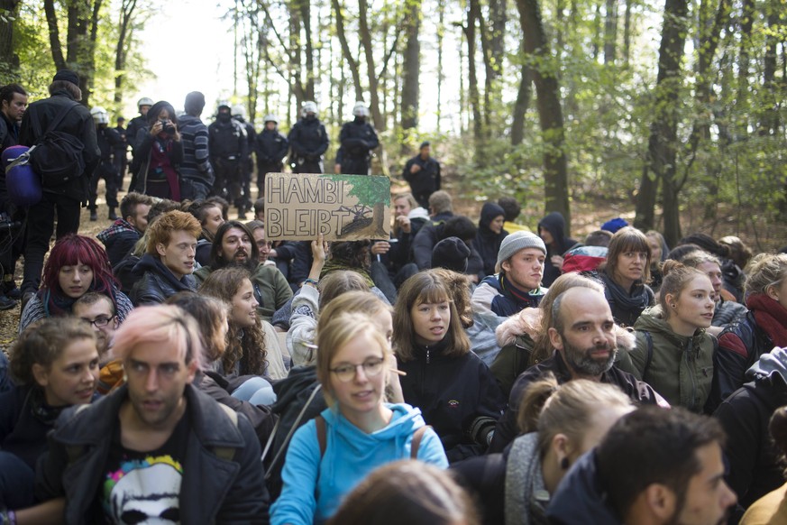 September 29, 2018 - Kerpen, Nordrhein-Westfalen, Germany - Eviction of the occupation of the Hambacher Forst at 28th september 2018 Kerpen Germany PUBLICATIONxINxGERxSUIxAUTxONLY - ZUMAg237 20180929_ ...