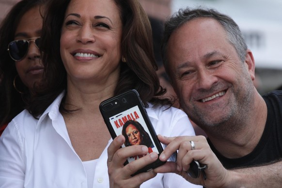 DES MOINES, IOWA - AUGUST 10: Douglas Emhoff, husband of Democratic presidential candidate U.S. Sen. Kamala Harris (D-CA), takes a selfie prior to her delivering a campaign speech at the Des Moines Re ...