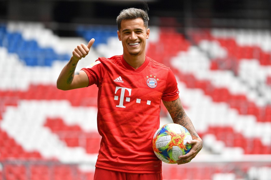 Philippe COUTINHO (Bayern Muenchen) im Trikot,Spielkleidung im Stadion, thumb up,Daumen hoch, Aktion,Einzelbild,angeschnittenes Einzelmotiv,Halbfigur,halbe Figur. Offizilelle Vorstellung,Praesentation ...