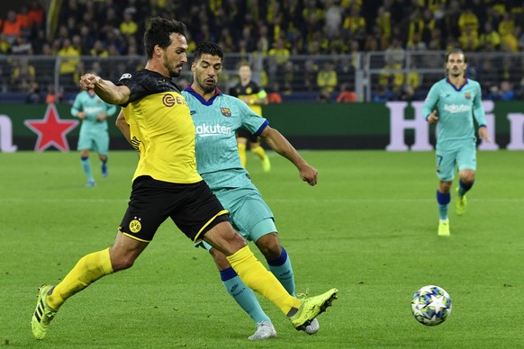 Barcelona&#039;s Luis Suarez, right, and Dortmund&#039;s Mats Hummels fight for the ball during the Champions League Group F soccer match between Borussia Dortmund and FC Barcelona in Dortmund, German ...
