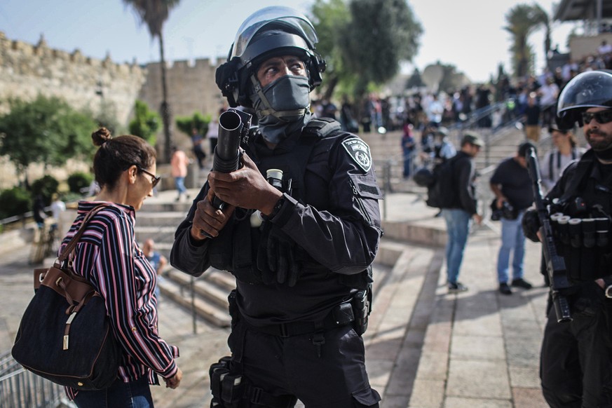 10.05.2021, Israel, Jerusalem: Ein israelischer Polizist h