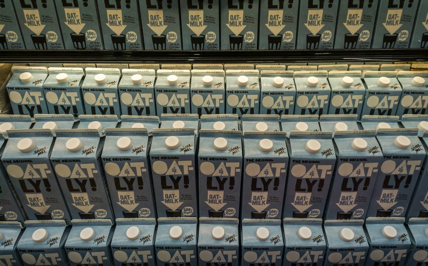 Plant-based milk in the supermarket in New York Containers of Oatly! brand oat-milk in a plant-based milk cooler in a supermarket in New York on Thursday, May 2, 2019. ( PUBLICATIONxNOTxINxUSAxUK Rich ...