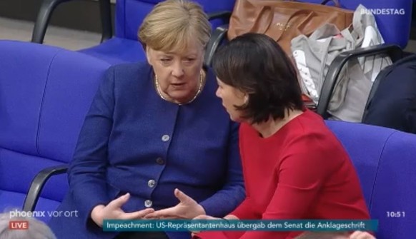 Angela Merkel unterhält sich angeregt mit Annalena Baerbock von den Grünen